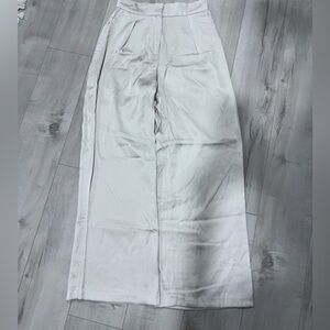 Like new Abercrombie and fitch satin white wide legged pants